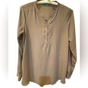 🔥🤎Simply Vera Vera Wang neutral, taupe blouse size M.  Simple & perfect.